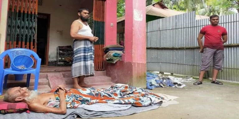 ছেলেদের ঘরে জায়গা হলো না বৃদ্ধ বাবার!
