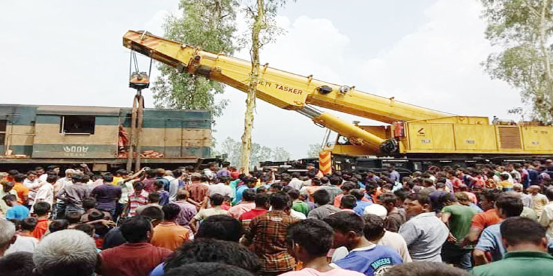 ডোমারে ট্রেন-ট্রাক সংঘর্ষের ঘটনায় ৯ ঘন্টা পর ট্রেন চলাচল শুরু