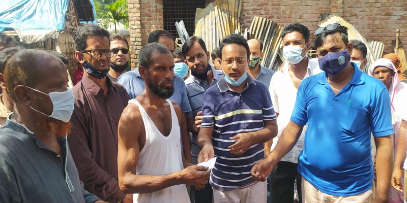 ঠাকুরগাঁওয়ে অগ্নিকান্ডে ক্ষতিগ্রস্থ পরিবারের মাঝে আর্থিক সহায়তা প্রদান
