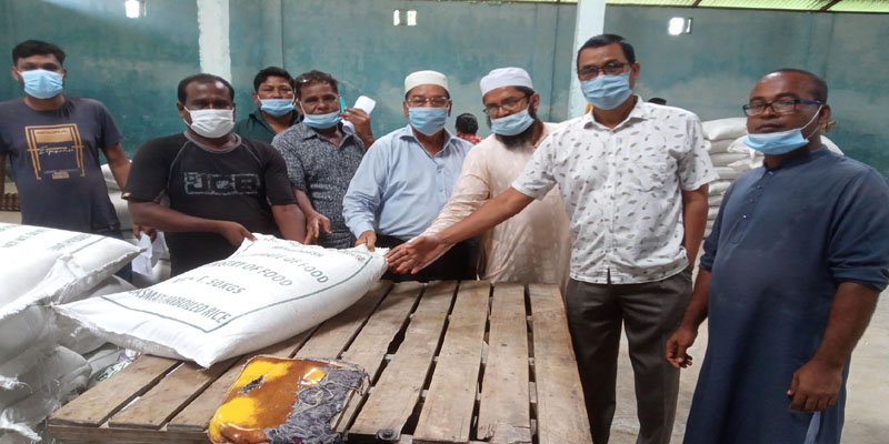ডোমার পৌরসভায় খাদ্য সামগ্রী বিতরণ