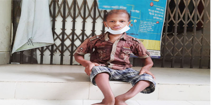 হুইল চেয়ারে বসে স্কুলে যেতে চায় প্রতিবন্ধী কামাল