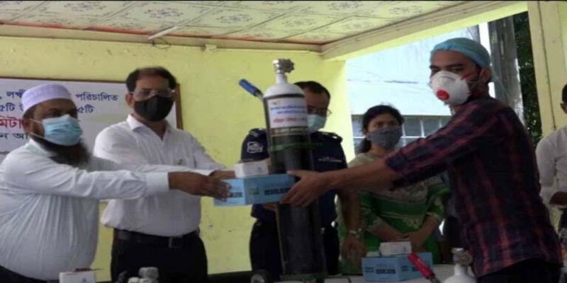 লক্ষ্মীপুরে অক্সিজেন সিলিন্ডার বিতরণ করলেন জেলা প্রশাসক