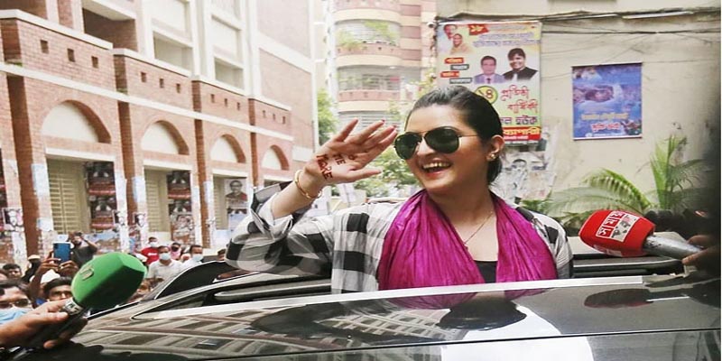 হাতের তালুতে লিখে পরীমনির নতুন বার্তা