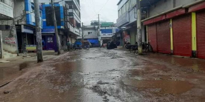 লক্ষ্মীপুরে সামান্য বৃষ্টিতে নোংরা হায়দরগঞ্জ বাজার:পানি নিষ্কাশনের জায়গাও নেই!