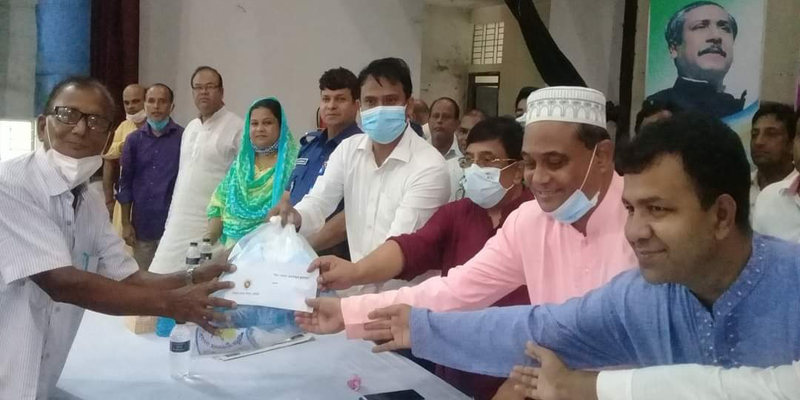 শিবপুরে পূজা মন্ডপে করোনা সুরক্ষা সামগ্রী ও  টাকা বিতরণ