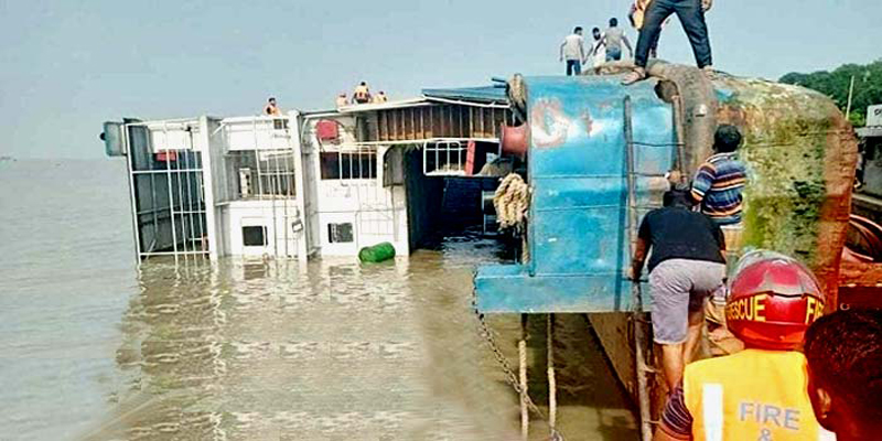 যানবাহন নিয়ে পাটুরিয়া ঘাটে উল্টে গেল ফেরি