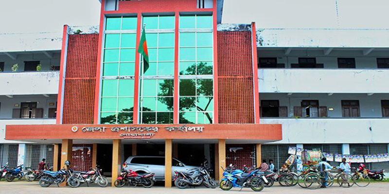 নোয়াখালীতে গণমাধ্যমকর্মীদের  নিজ কক্ষ থেকে বের করে দিলেন জেলা প্রশাসক