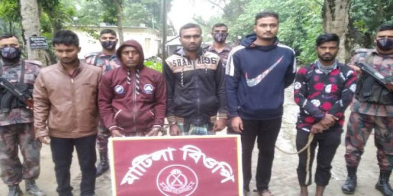 অবৈধভাবে সীমান্ত অতিক্রমকালে ২ দালালসহ আটক ৫