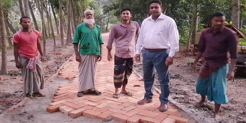 বোয়ালমারীতে নিজস্ব অর্থায়নে রাস্তা করলেন ইউপি চেয়ারম্যান প্রার্থী