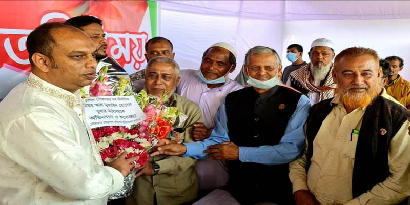 নব-নির্বাচিত মেয়রকে মুক্তিযোদ্ধা কমান্ডের পক্ষে শুভেচ্ছা বিনিময়