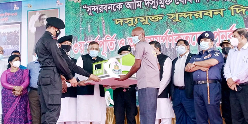আত্মসমর্পণ করা জলদস্যুদের ঘর-নৌকা-গবাদিপশু হস্তান্তর