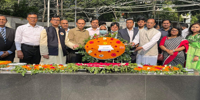 বঙ্গবন্ধুর প্রতিকৃতিতে জবি শিক্ষক সমিতির শ্রদ্ধা