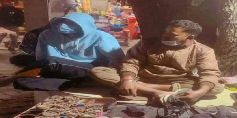 জুতা সেলাইকারী ‘বন্ধুর’ সঙ্গে আড্ডায় মাশরাফি
