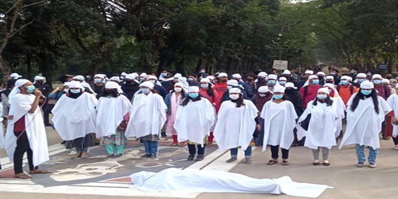 শাবিপ্রবিতে কাফনের কাপড় পরে শিক্ষার্থীদের মিছিল