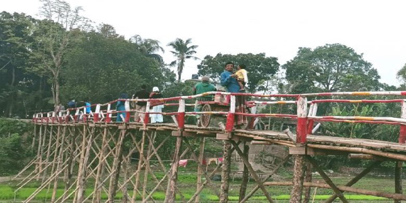 ঝিনাইদহের বাসিন্দারা বাঁশ-কাঠ দিয়ে তৈরী করেছে বেইলি ব্রীজ