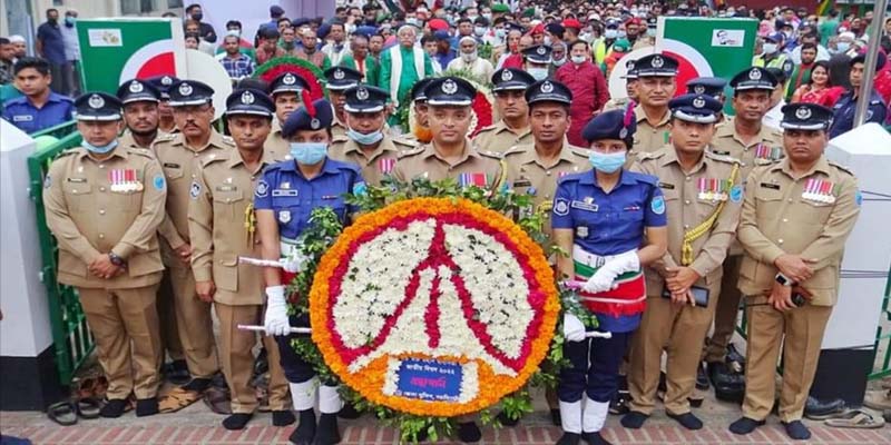 নরসিংদীতে মহান স্বাধীনতা দিবসে পুষ্পস্তবক অর্পণ ও কুচকাওয়াজ অনুষ্ঠিত