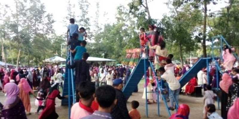 লক্ষ্মীপুর শিশু পার্কে দর্শনার্থীদের উপচে পড়া ভীড়