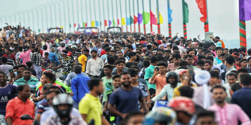 নিরাপত্তা বেষ্টনী টপকে পদ্মাসেতুতে উৎসুক জনতার ঢল