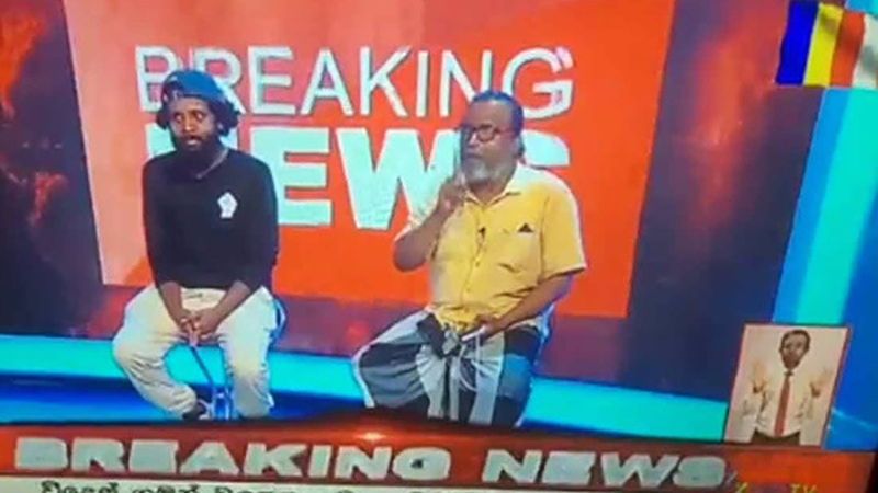 দখলের পর লুঙ্গি পরে খবর পড়ল বিক্ষোভকারীরা