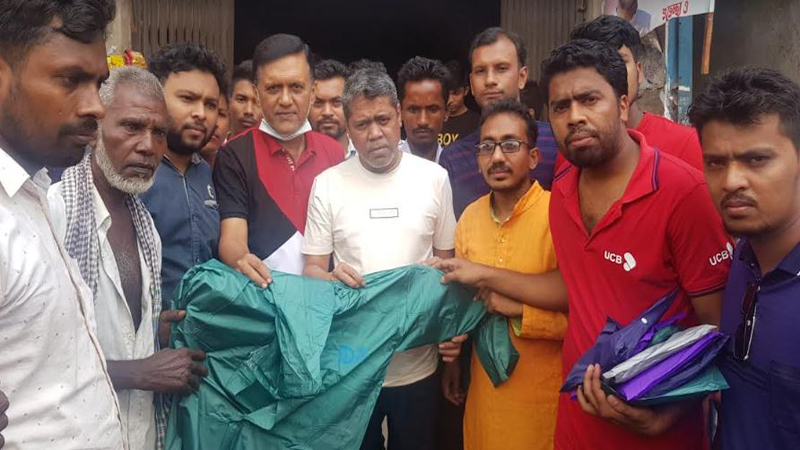 নোয়াখালীতে ২৮ রিকশা চালক পেল স্বেচ্ছাসেবকলীগের রেইনকোট