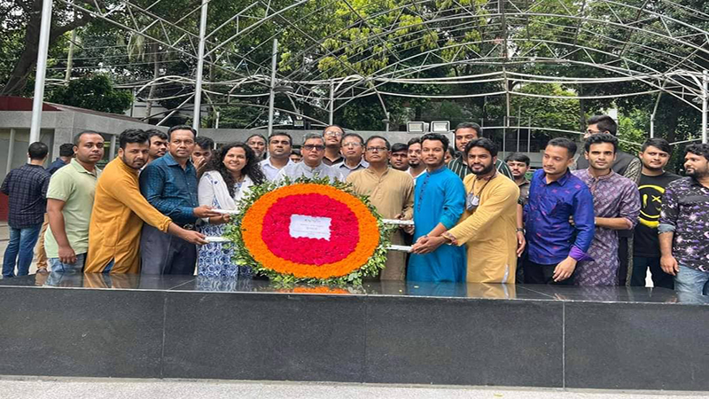বঙ্গবন্ধুর প্রতিকৃতিতে বশেমুরবিপ্রবি'র প্রথম উপাচার্যের শ্রদ্ধাঞ্জলি নিবেদন