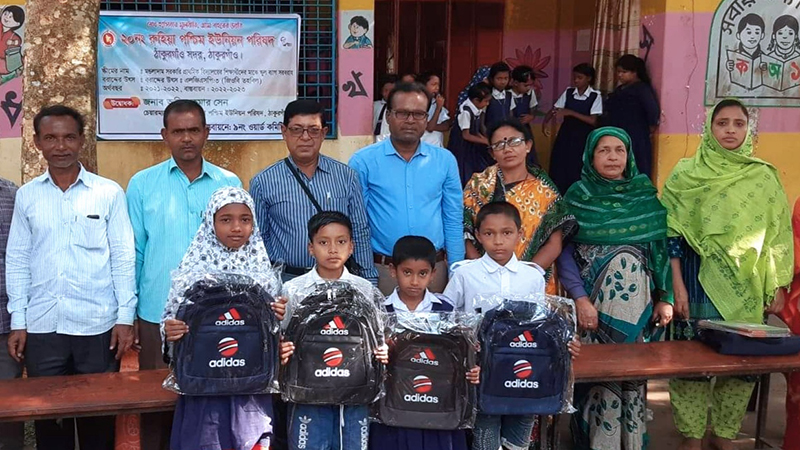 রুহিয়ায় ছাত্র-ছাত্রীদের মাঝে স্কুল ব্যাগ বিতরণ