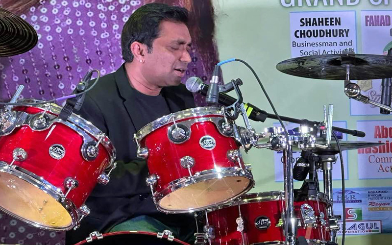 নিউ ইয়র্কের মঞ্চে প্রথম গানেই রিডের বাজিমাত!