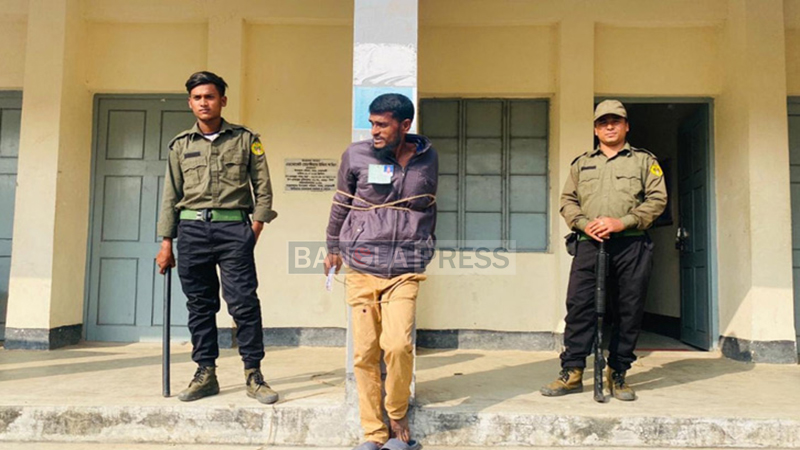 পোলিং এজেন্টকে দড়ি দিয়ে পিলারে বাঁধলেন জেলা নির্বাচন কর্মকর্তা