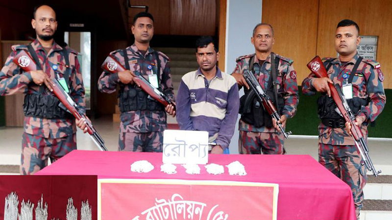 মহেশপুর সীমান্তে পাচারকারি আটক
