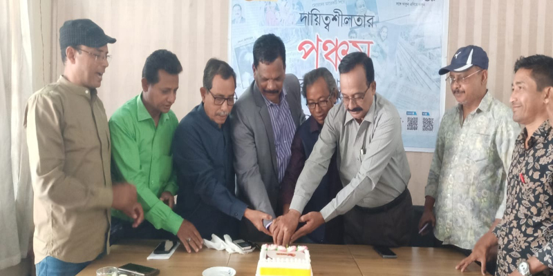 নোয়াখালীতে দেশ রূপান্তরের কেক কাটা ও শুভেচ্ছা বিনিময়