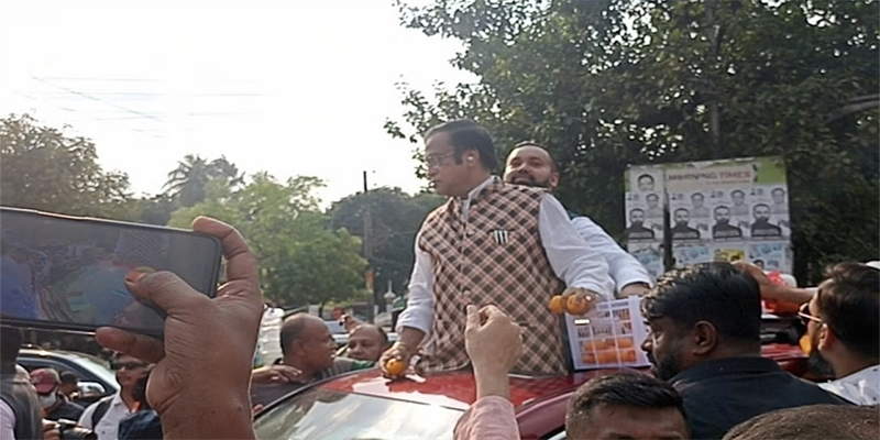 কমলা ছিটিয়ে ছেলের মনোনয়ন জমা দিলেন হাজি সেলিম