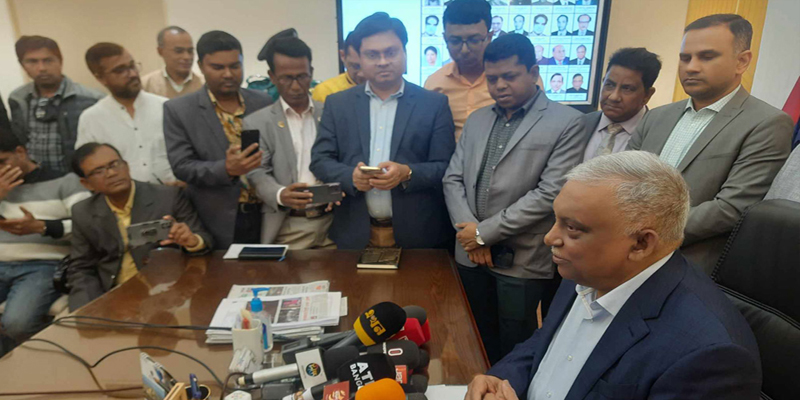 বিএনপি নেতাকর্মীদের বাসায় বিদ্যুৎ-গ্যাস বন্ধ হলে কী করবে, প্রশ্ন স্বরাষ্ট্রমন্ত্রীর