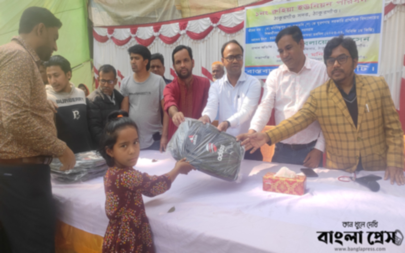 রুহিয়ায় ইউনিয়ন পরিষদের উন্নয়ন সহায়তা তহবিল হতে স্কুল ব্যাগ বিতরণ