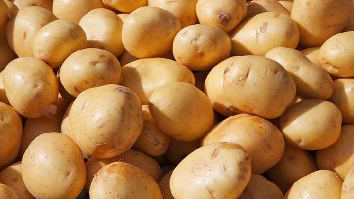 আলুর দাম কমায় খুশি ক্রেতারা