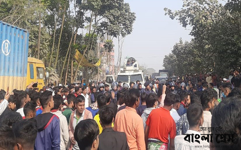 ভালুকায় বেতনভাতা বৃদ্ধির দাবিতে শ্রমিকদের ঢাকা-ময়মনসিংহ সড়ক অবরোধ
