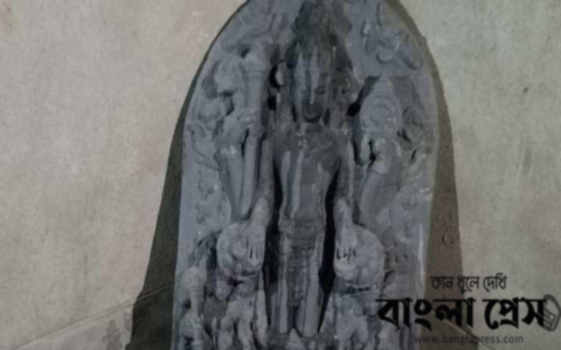 দিনাজপুরের বিরলে পুকুর খননের সময় উঠে এলো কষ্টিপাথরের মুর্তি
