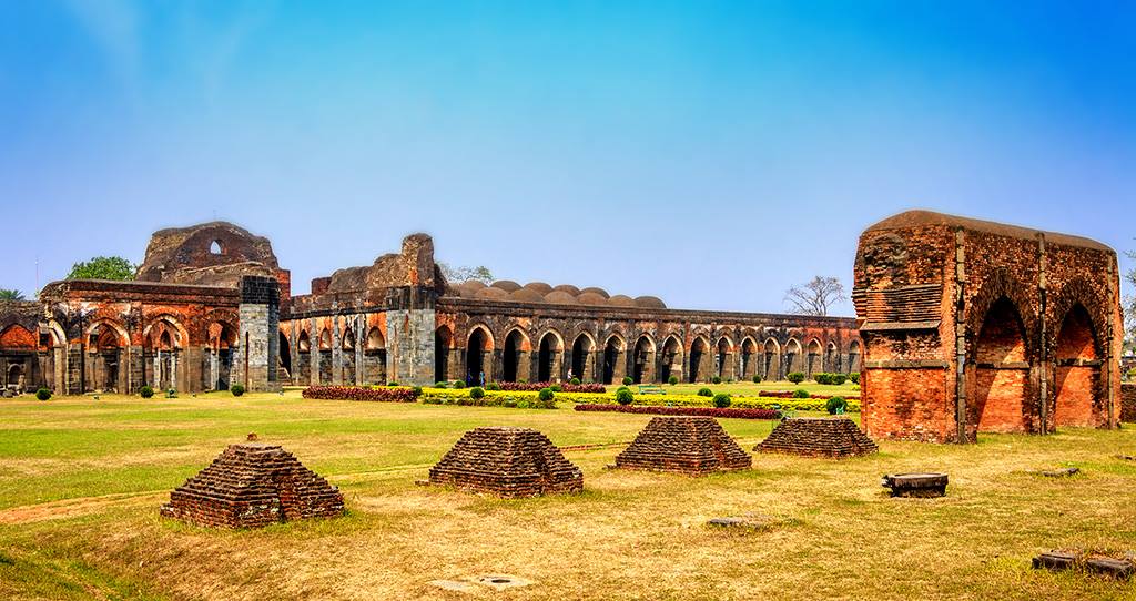 নিষেধাজ্ঞার পরেও আদিনা মসজিদে হিন্দু সাধুর পূজা