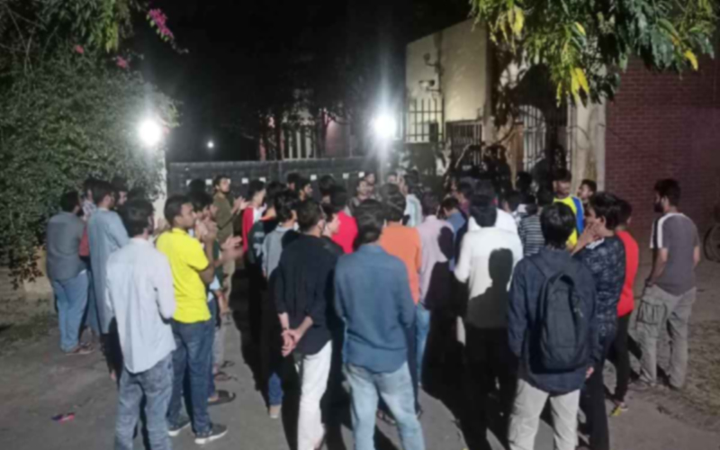 জাবির আল-বেরুনী হল প্রাধ্যক্ষের অপসারণের দাবিতে শিক্ষার্থীদের বিক্ষোভ