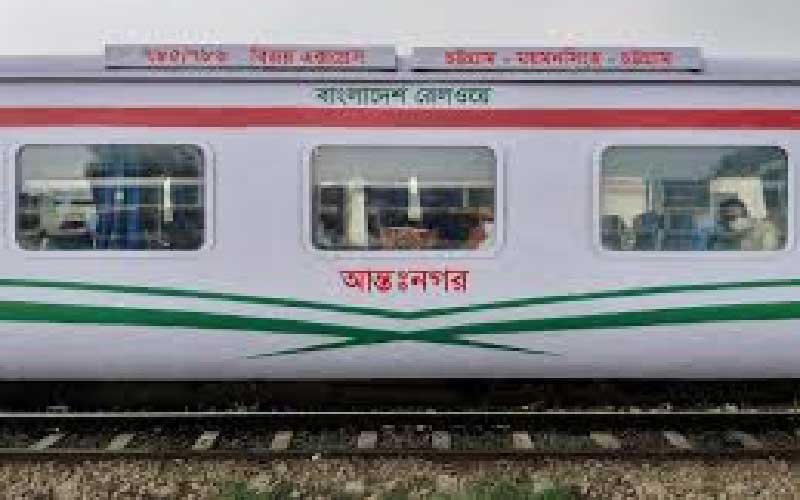 চলন্ত বিজয় এক্সপ্রেস ট্রেনে পাথর নিক্ষেপ, চালক হাসপাতালে
