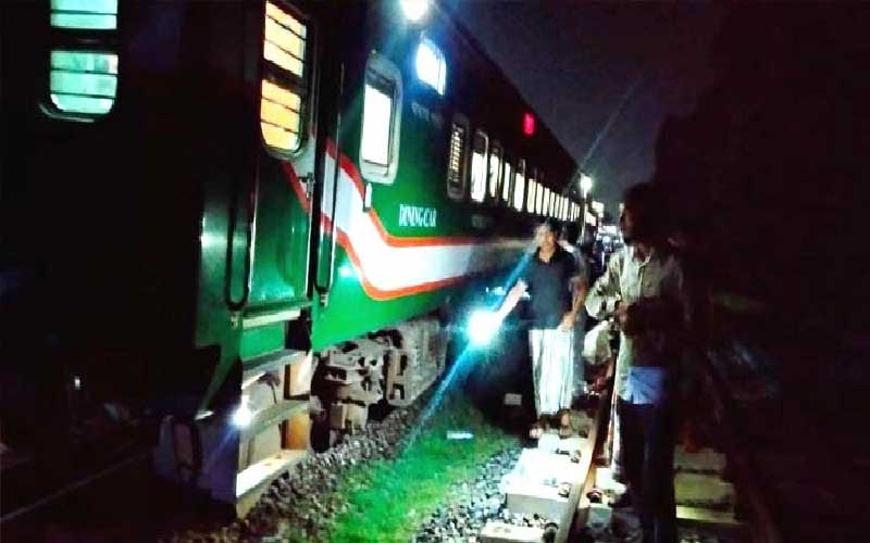 রেললাইনের ফিশপ্লেট খুলে নেওয়া, ৪ কিশোরকে গ্রেপ্তার