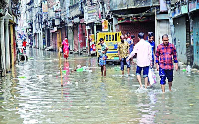 রাজধানীতে বৃষ্টিতে জলাবদ্ধতা, যানজটে ভোগান্তি