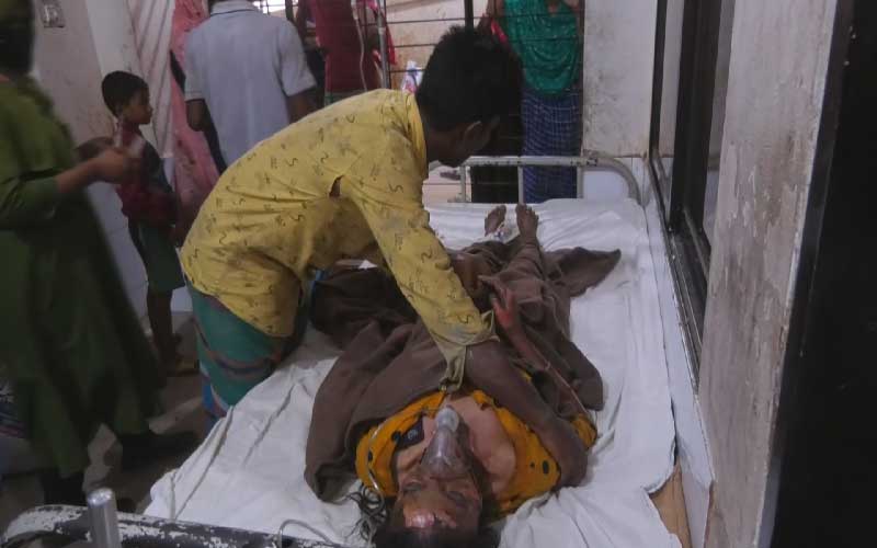 নোয়াখালীতে বিদ্যুতের তার ছিঁড়ে পড়ে বৃদ্ধের মৃত্যু, অগ্নিদগ্ধ-৩  