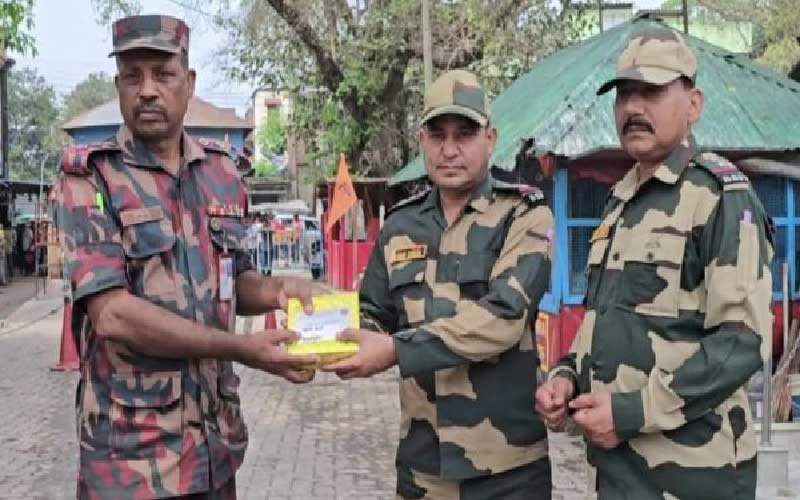 হিলি সীমান্তে বিএসএফকে মিষ্টি দিয়ে শুভেচ্ছা