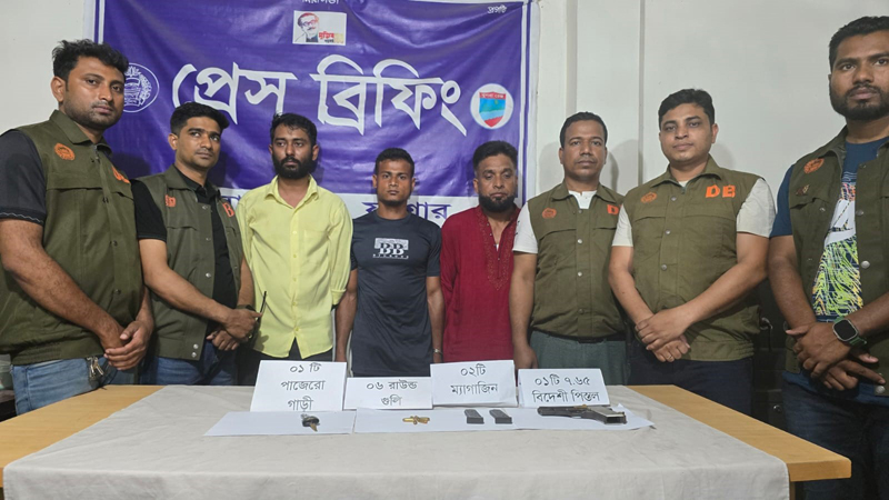 যশোরে অস্ত্র ও গাড়ীসহ ৩ সন্ত্রাসী গ্রেফতার