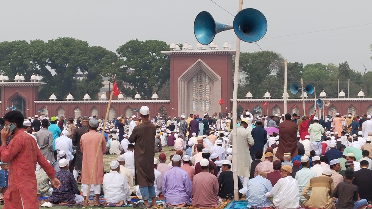 দিনাজপুর গোর-এ শহীদ ময়দানে নামাজ আদায় করলেন ৬ লক্ষাধিক মুসল্লি