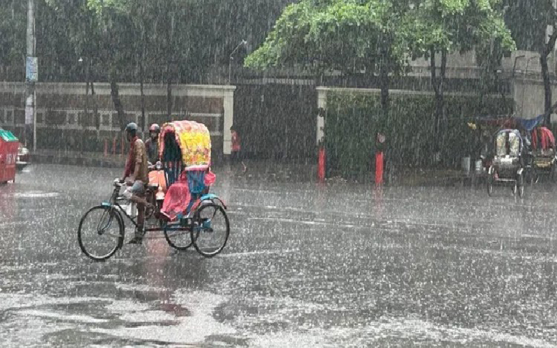 রাজধানীতে তীব্র গরমের পর  স্বস্তির বৃষ্টি