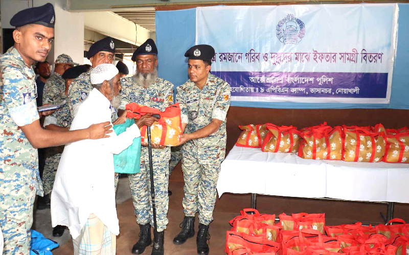 ভাসানচরের রোহিঙ্গাদের মাঝে পুলিশের ইফতার বিতরণ