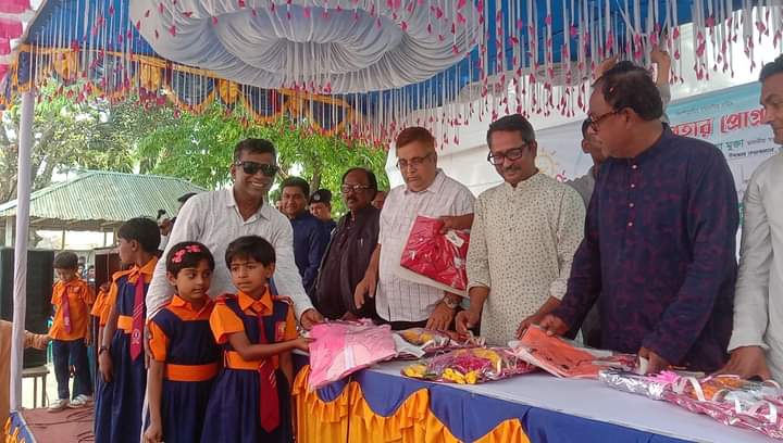 তেঁতুলিয়ায় শিশুদের মাঝে শিশুস্বর্গের ঈদের নতুন পোষাক ও ঈদ সালামী বিতরন 