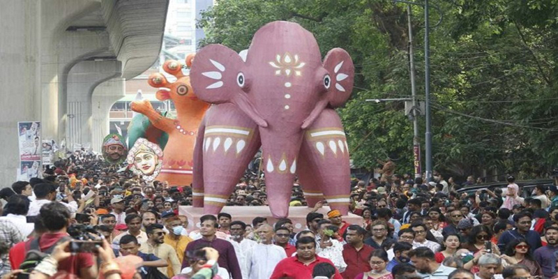 অন্ধকার দূর করার প্রত্যয়ে শেষ হয়েছে মঙ্গল শোভাযাত্রা