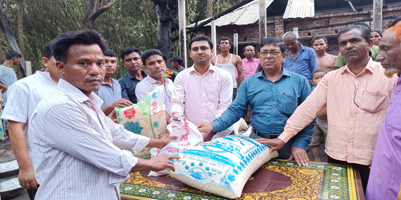 রুহিয়ায় এমপির পক্ষ থেকে খাদ্য সামগ্রী বিতরণ